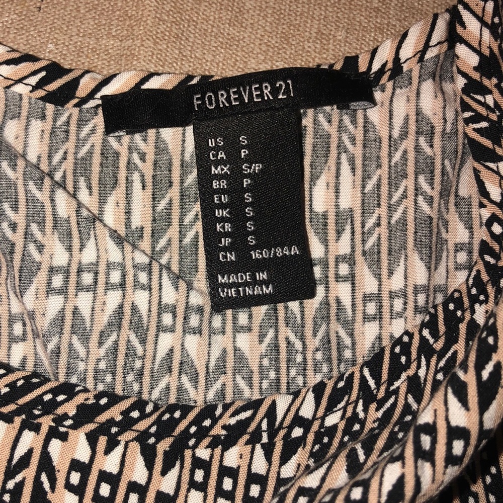 HP Forever 21
Women's Black Tribal Print Crop Top - Picture 3 of 3